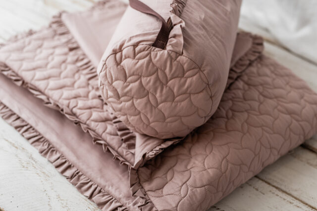 Kocyk dla dziewczynki do przedszkola różowy pikowany falbanki