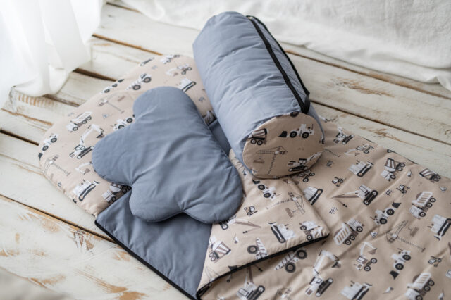 Śpiworek dla chłopca do przedszkola 140×75cm koparki beż denim
