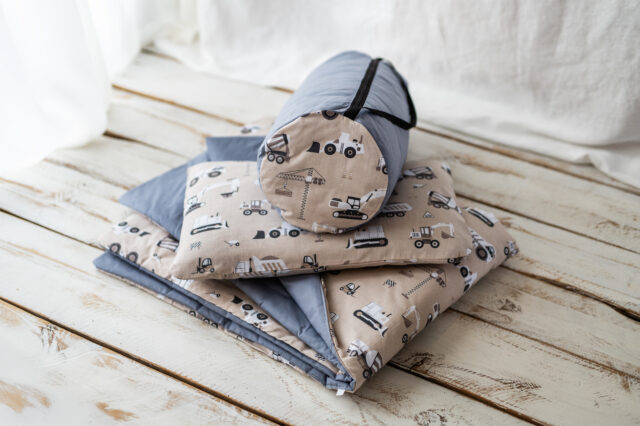 Kocyk do przedszkola dla chłopca 160×120 cm koparki beż