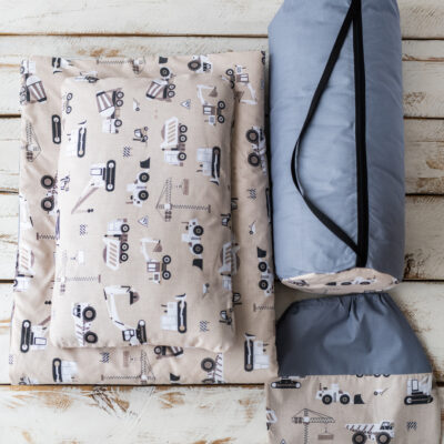 Kocyk do przedszkola dla chłopca 135×100 cm koparki beż