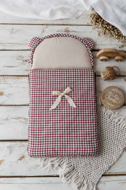 Śpiworek niemowlęcy miś kratka czerwona  z zielenią 50×100cm , 6-18 miesięcy