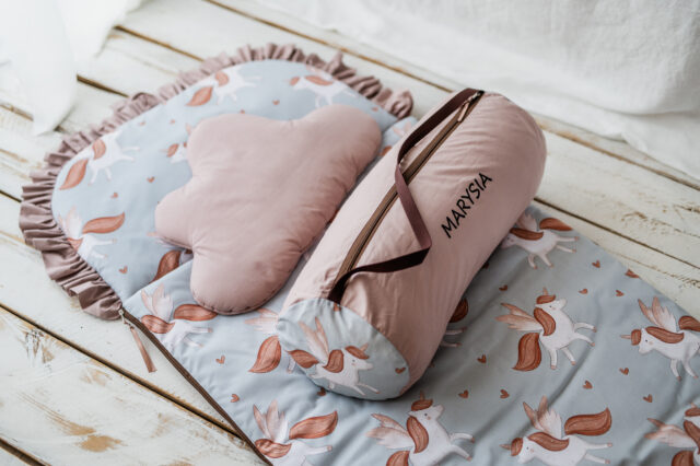 Śpiworek do przedszkola z falbanką 140×75cm skrzydlaty jednorożec