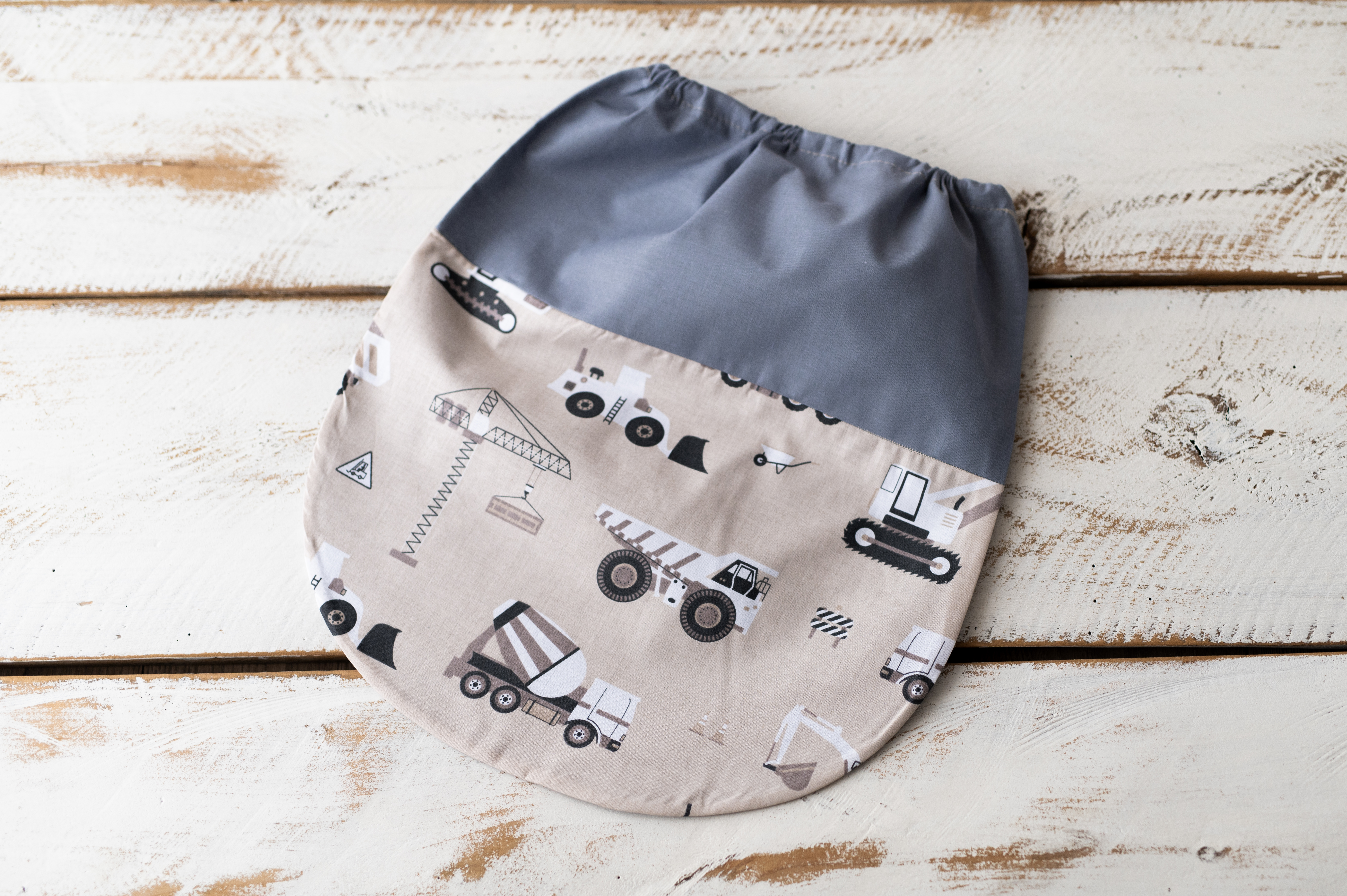 Woreczek do przedszkola na pościel 50×70 cm koparki beż