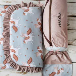 Śpiworek do przedszkola z falbanką 140×75cm skrzydlaty jednorożec