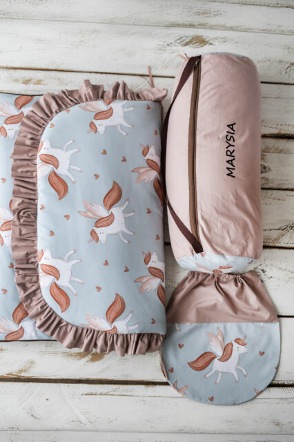 Śpiworek do przedszkola z falbanką 140×75cm skrzydlaty jednorożec