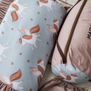 Śpiworek do przedszkola z falbanką 140×75cm skrzydlaty jednorożec