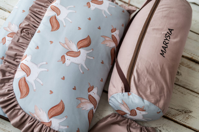 Śpiworek do przedszkola z falbanką 140×75cm skrzydlaty jednorożec