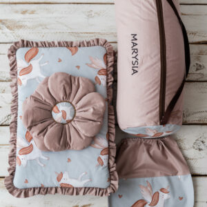 Kocyk dla dziewczynki do przedszkola  z falbanką skrzydlaty jednorożec