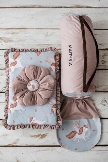 Kocyk dla dziewczynki do przedszkola  z falbanką skrzydlaty jednorożec