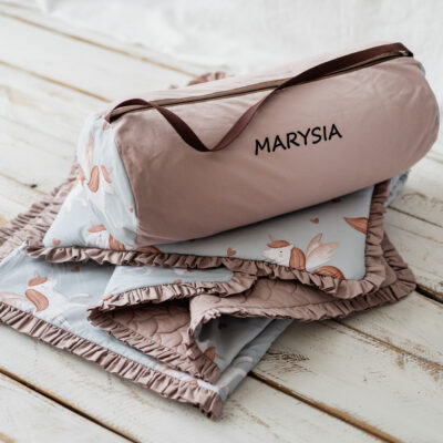 Kocyk dla dziewczynki do przedszkola  z falbanką skrzydlaty jednorożec