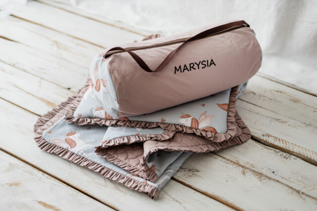 Kocyk dla dziewczynki do przedszkola  z falbanką skrzydlaty jednorożec