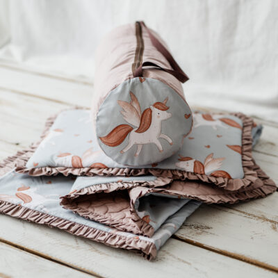 Kocyk dla dziewczynki do przedszkola  z falbanką skrzydlaty jednorożec