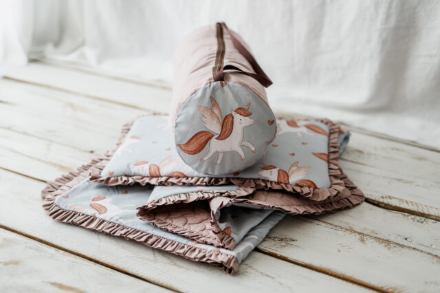 Kocyk dla dziewczynki do przedszkola  z falbanką skrzydlaty jednorożec