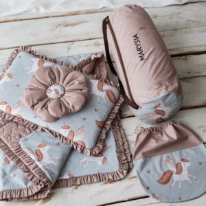 Kocyk dla dziewczynki do&nbsp;przedszkola  z&nbsp;falbanką skrzydlaty jednorożec