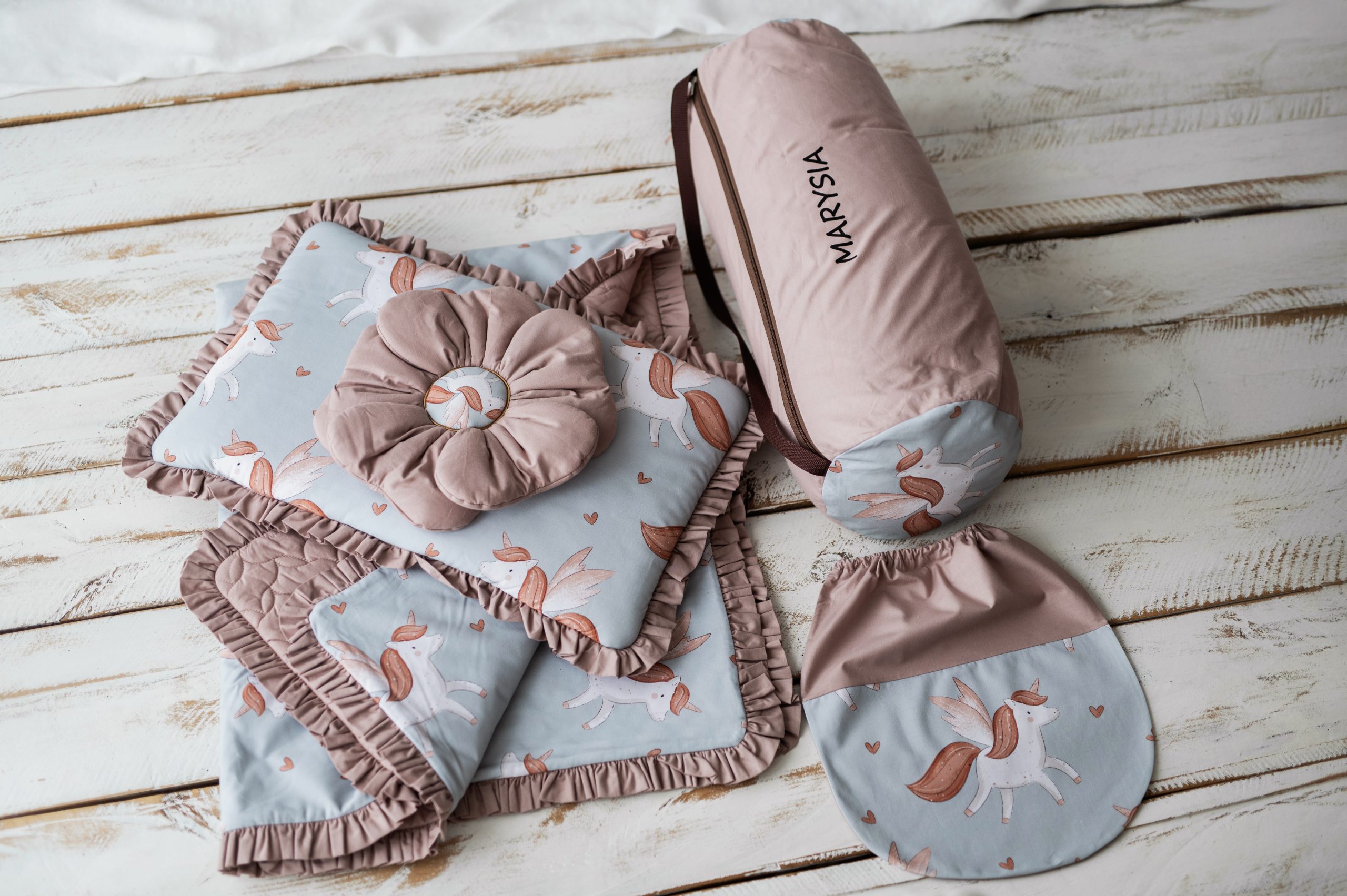 Kocyk dla dziewczynki do przedszkola  z falbanką skrzydlaty jednorożec 160×120