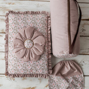 Kocyk dla dziewczynki do&nbsp;przedszkola  z&nbsp;falbanką drzewko różane