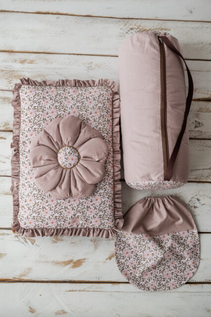 Kocyk dla dziewczynki do przedszkola  z falbanką drzewko różane