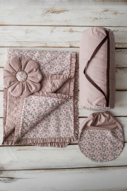 Kocyk dla dziewczynki do przedszkola  z falbanką drzewko różane