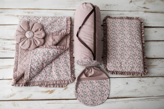 Kocyk dla dziewczynki do przedszkola  z falbanką drzewko różane