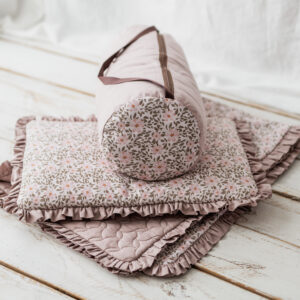 Kocyk dla dziewczynki do przedszkola  z falbanką drzewko różane