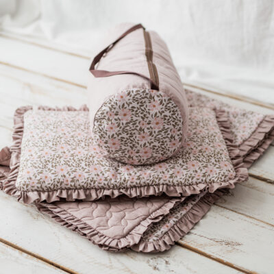 Kocyk dla dziewczynki do przedszkola  z falbanką drzewko różane