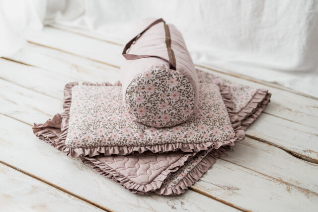 Kocyk dla dziewczynki do przedszkola  z falbanką drzewko różane