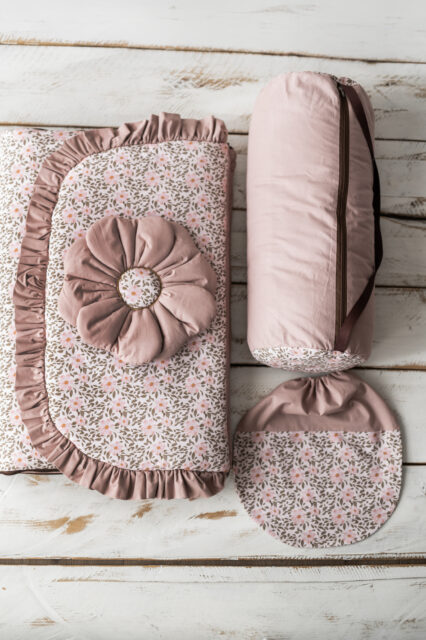 Śpiworek do przedszkola z falbanką 140×75cm różowe kwiaty