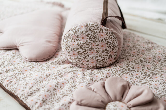 Śpiworek do przedszkola z falbanką 140×75cm różowe kwiaty