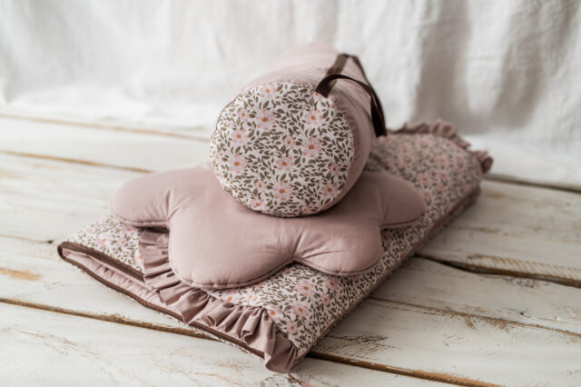 Śpiworek do przedszkola z falbanką 140×75cm różowe kwiaty