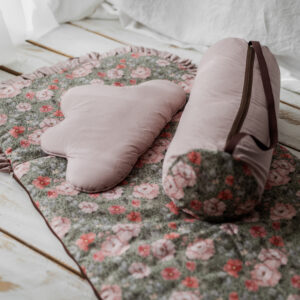 Śpiworek do przedszkola z falbanką 140×75cm różany wiosenne kwiaty