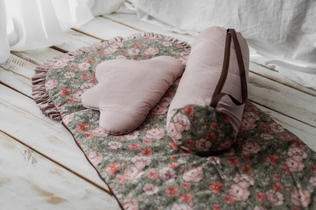 Śpiworek do przedszkola z falbanką 140×75cm różany wiosenne kwiaty