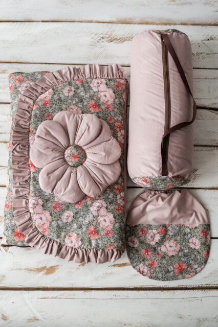 Śpiworek do przedszkola z falbanką 140×75cm różany wiosenne kwiaty