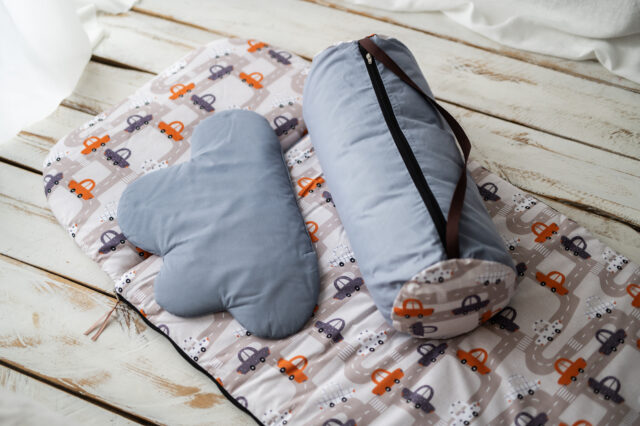 Śpiworek dla chłopca do przedszkola 120×60cm samochody