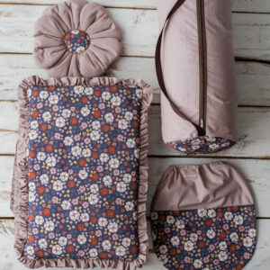 Kocyk dla dziewczynki do&nbsp;przedszkola  z&nbsp;falbanką jesienne kwiatuszki
