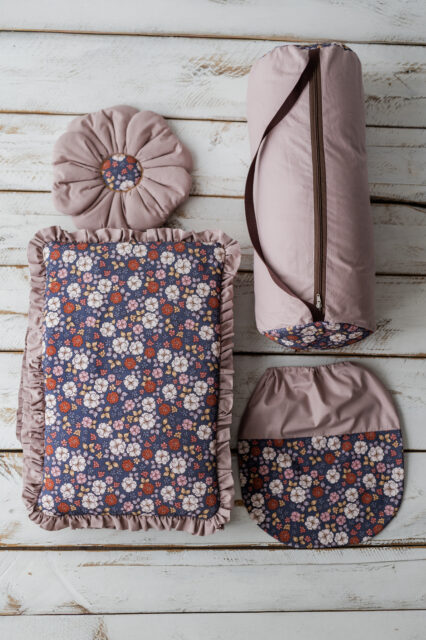 Kocyk dla dziewczynki do przedszkola  z falbanką jesienne kwiatuszki