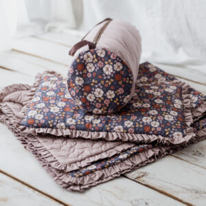 Kocyk dla dziewczynki do przedszkola  z falbanką jesienne kwiatuszki