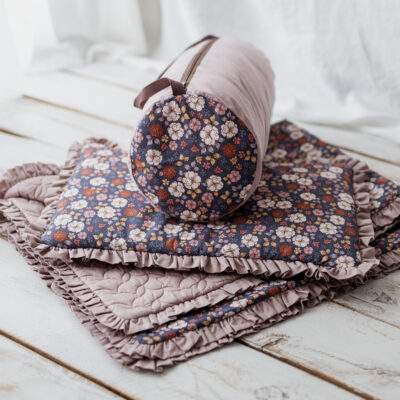 Kocyk dla dziewczynki do przedszkola  z falbanką jesienne kwiatuszki