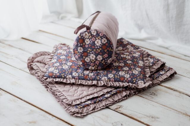 Kocyk dla dziewczynki do przedszkola  z falbanką jesienne kwiatuszki