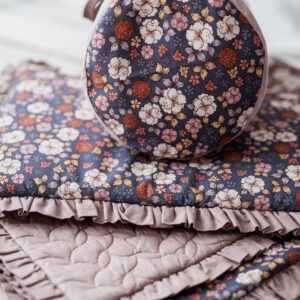 Kocyk dla dziewczynki do przedszkola  z falbanką jesienne kwiatuszki