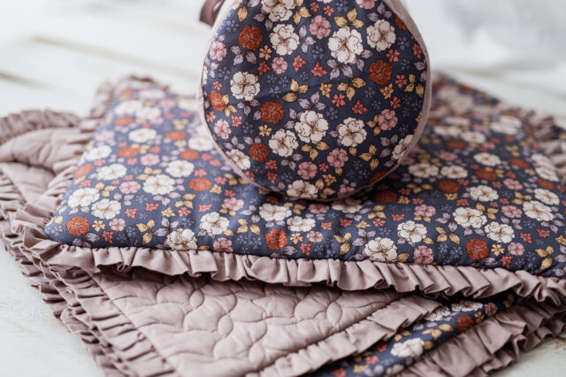 Kocyk dla dziewczynki do przedszkola  z falbanką jesienne kwiatuszki