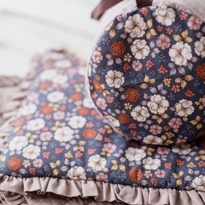 Kocyk dla dziewczynki do przedszkola  z falbanką jesienne kwiatuszki