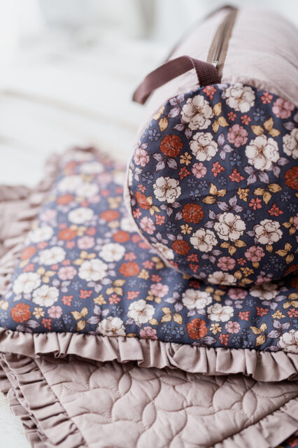 Kocyk dla dziewczynki do przedszkola  z falbanką jesienne kwiatuszki