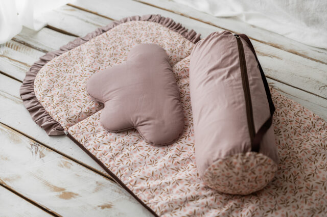 Śpiworek do przedszkola z falbanką 140×75cm różowe konwalie