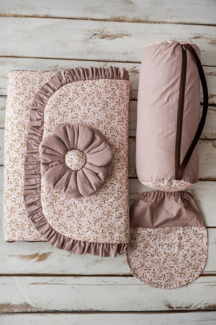 Śpiworek do przedszkola z falbanką 140×75cm różowe konwalie