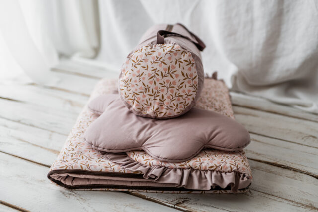 Śpiworek do przedszkola z falbanką 140×75cm różowe konwalie