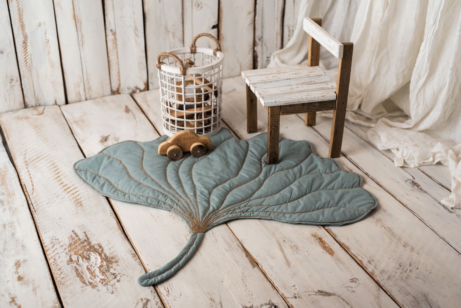 Mata podłogowa do zabawy liść miłorząb szałwia