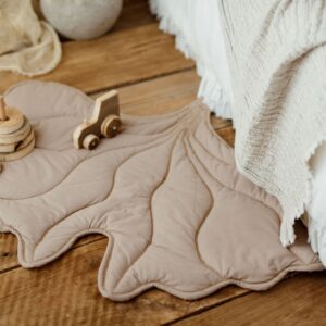 Mata podłogowa do zabawy liść miłorząb beż boho