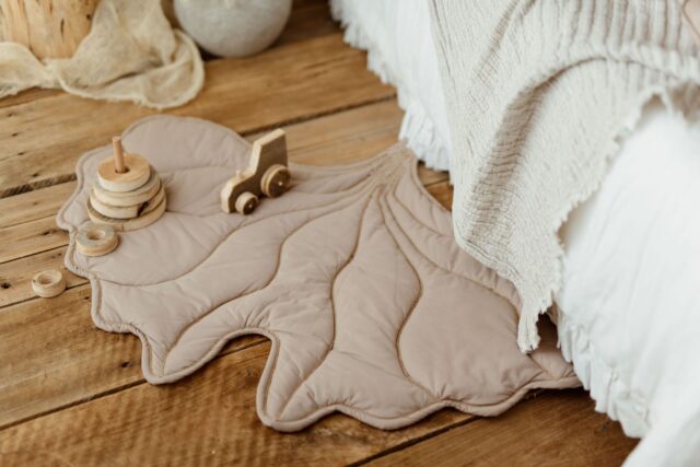 Mata podłogowa do zabawy liść miłorząb beż boho