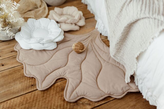 Mata podłogowa do zabawy liść miłorząb beż boho