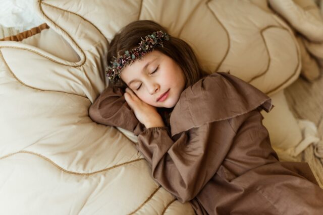 Mata podłogowa do zabawy liść miłorząb natural